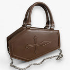Bolso con forma de ataúd y cadena con detalles góticos