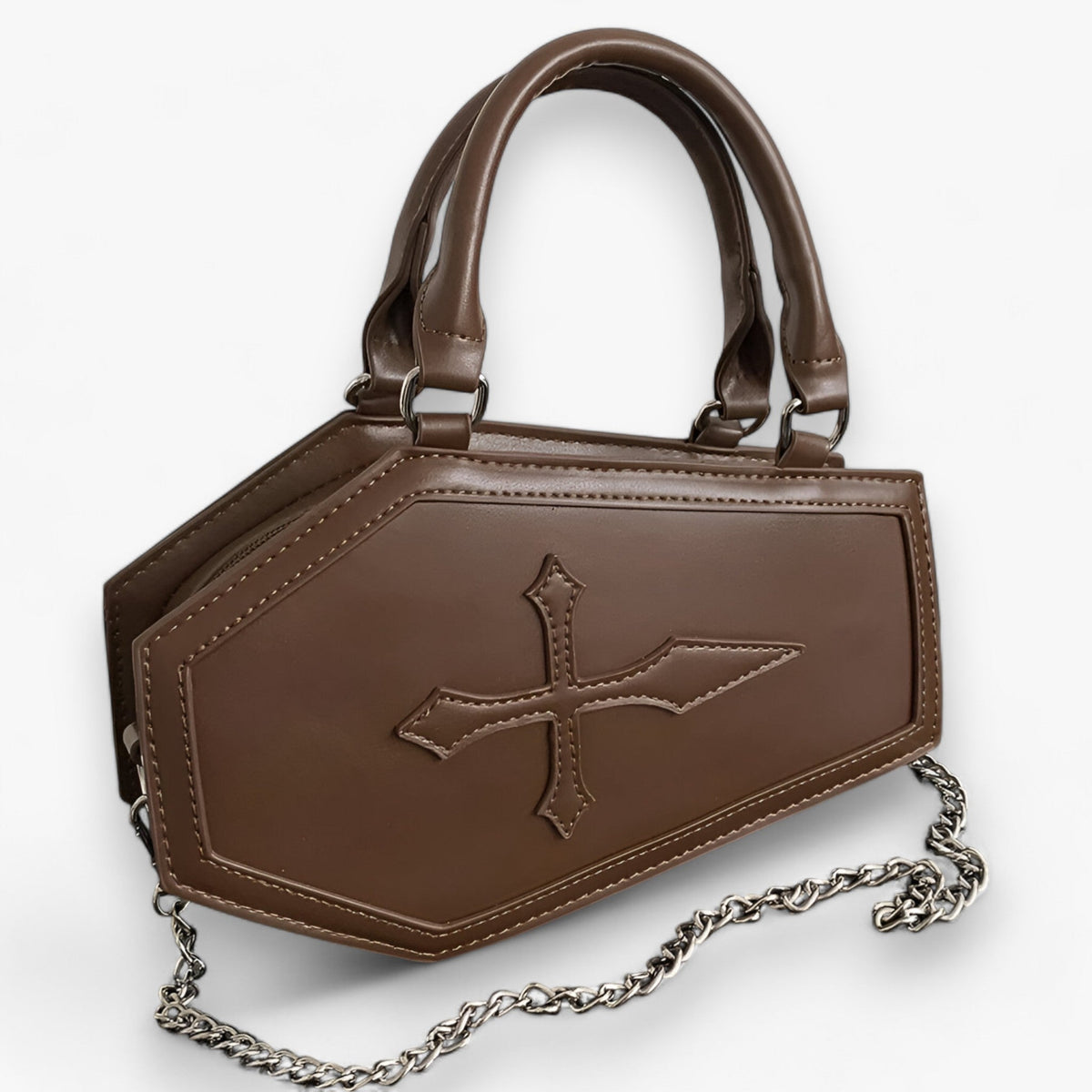 Bolso con forma de ataúd y cadena con detalles góticos