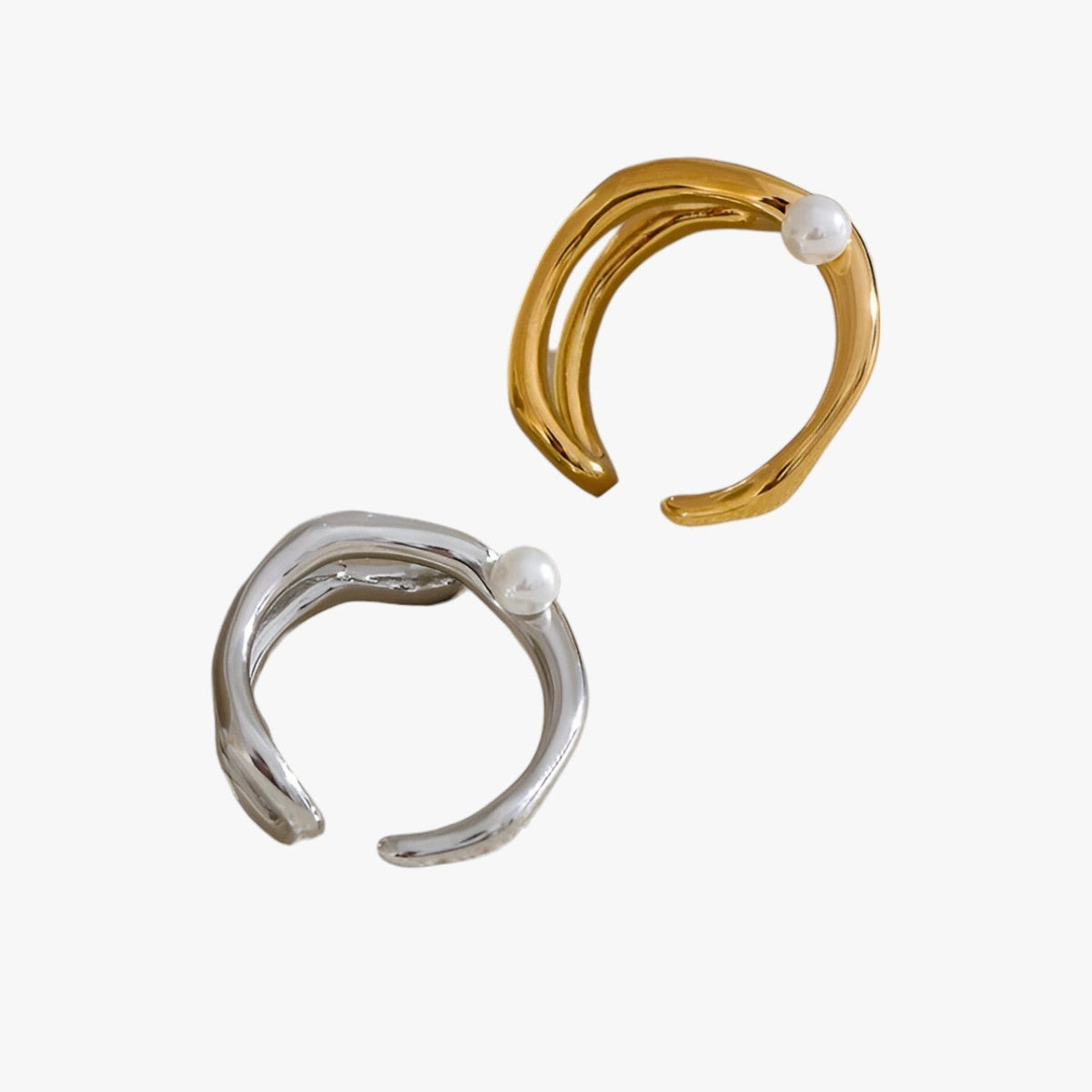 Geometrisk ring i rostfritt stål med pärldetalj