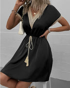 Vestido de inspiración boho con cuello de pico y lazo ajustable en la cintura