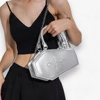 Bolso con forma de ataúd y cadena con detalles góticos