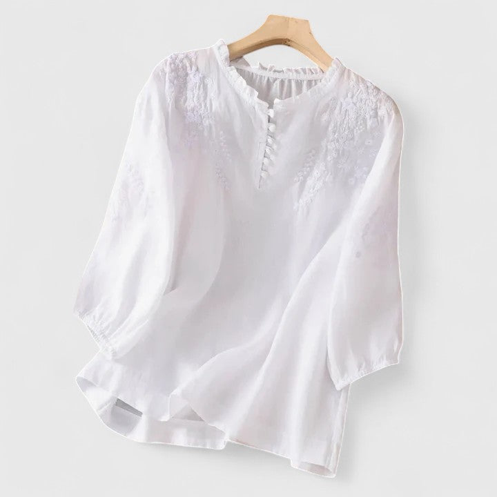 Blusa bordada con botonadura delantera y detalle refinado