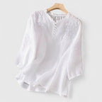 Blusa bordada con botonadura delantera y detalle refinado