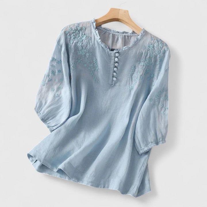 Blusa bordada con botonadura delantera y detalle refinado