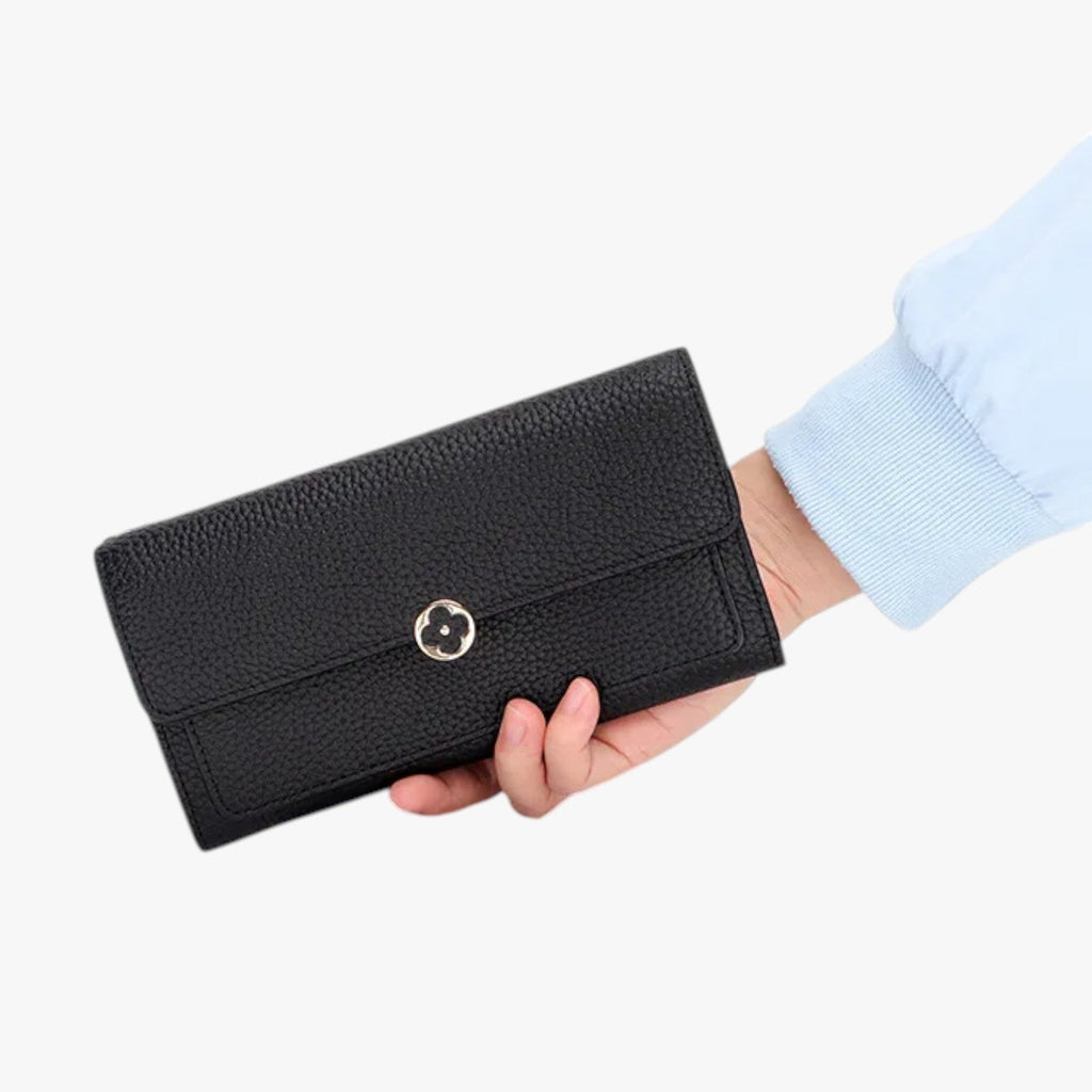 Cartera estructurada con cierre alargado y ranuras para tarjetas