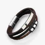 Flätat armband i konstläder med flera lager och stålspänne