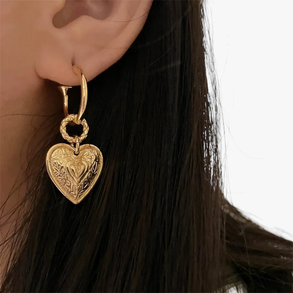 Pendientes retro con forma de corazón y acabado en dorado envejecido