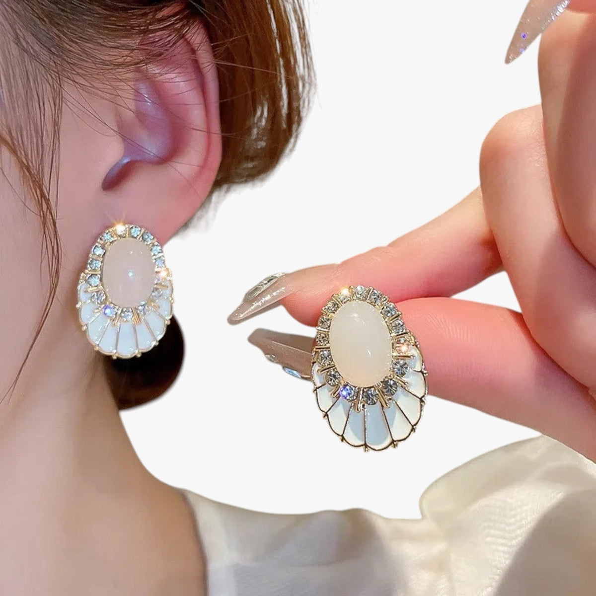 Pendientes colgantes con acabado en aceite blanco y detalle de cristal