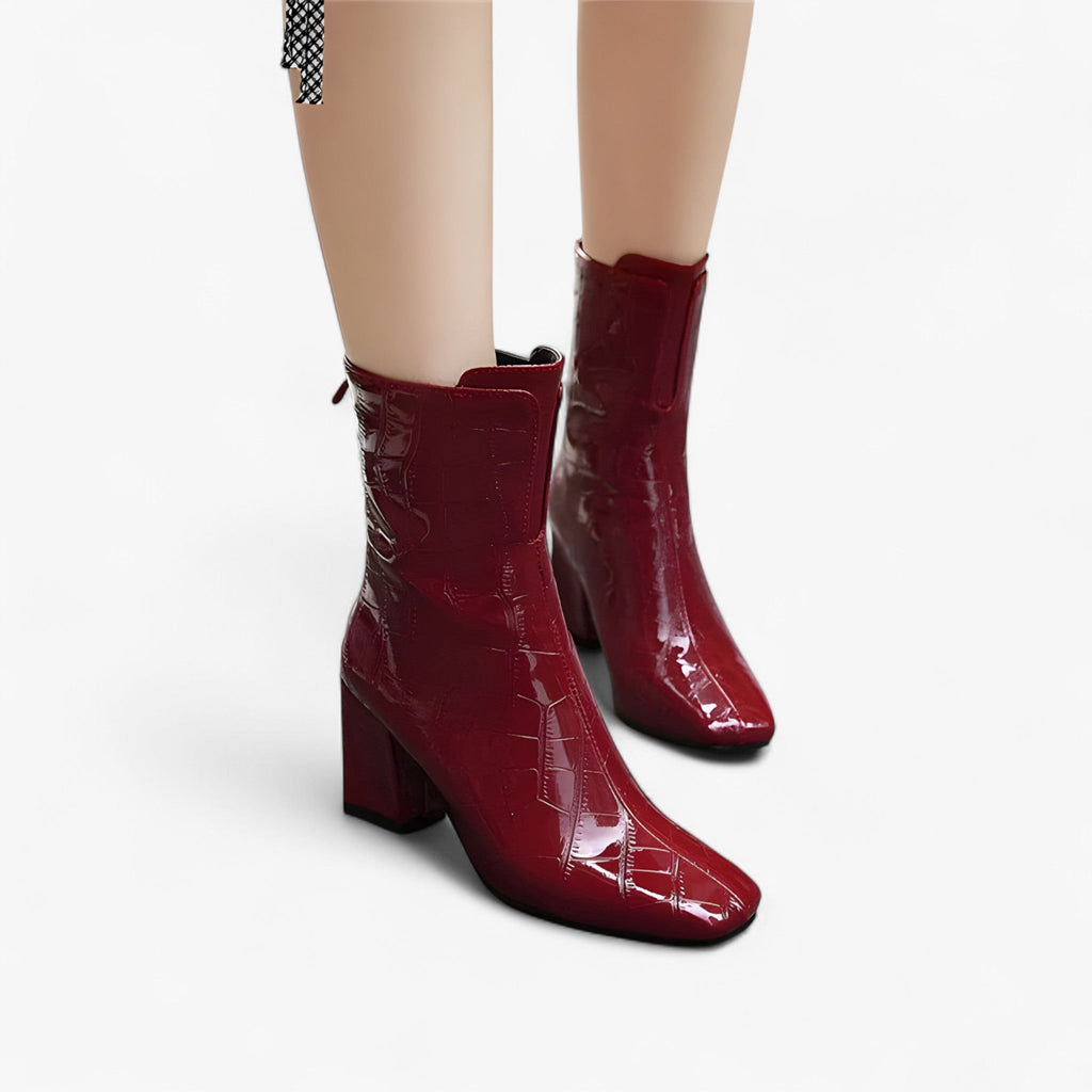 Tacones de aguja brillantes con grabado de cocodrilo