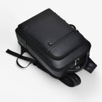 Ryggsäck i konstläder med inbyggd USB-laddningsport