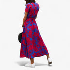 Vestido con cuello de pico, cintura entallada y falda fluida