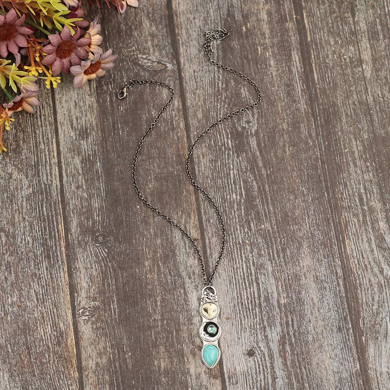 Halsband med uggla på stavhänge, blågrön sten och skogscharm