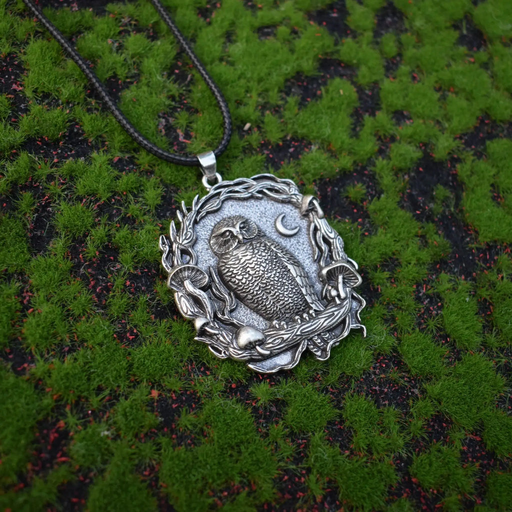 Halsband med uggla, måne, svamp och skogscharm