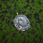 Halsband med uggla, måne, svamp och skogscharm