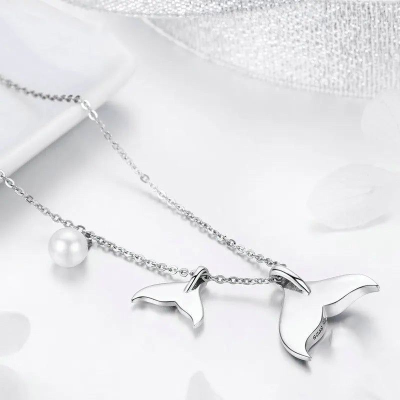 Halsband med valstjärt, konstpärla och havscharm