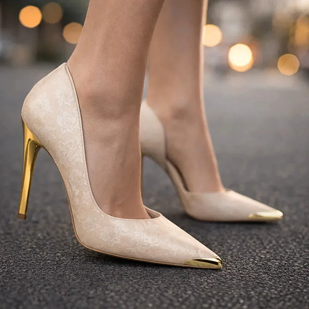 Tacones efecto satén de flores con detalle dorado en la puntera