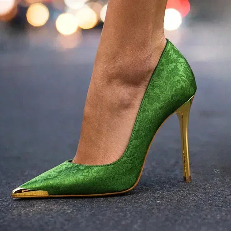 Tacones efecto satén de flores con detalle dorado en la puntera
