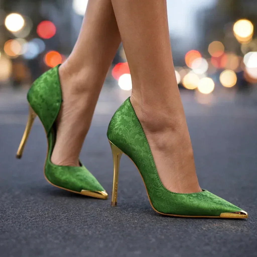 Tacones efecto satén de flores con detalle dorado en la puntera