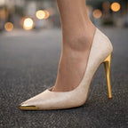 Tacones efecto satén de flores con detalle dorado en la puntera