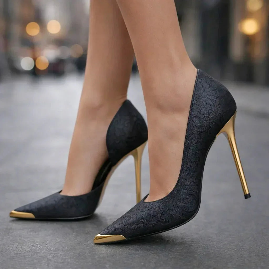 Tacones efecto satén de flores con detalle dorado en la puntera