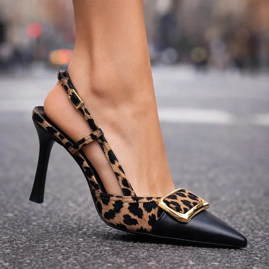 Tacones con estampado de leopardo y detalle de hebilla dorada