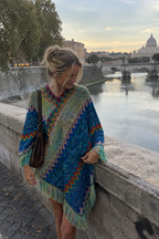 Poncho de punto de estilo boho con un ajuste holgado y acogedor