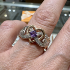 Ring med violett hjärta i blandade guldfärgade toner och romantisk form