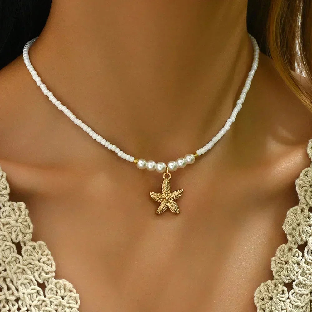 Halsband med snäckhänge i tio olika snäckstilar