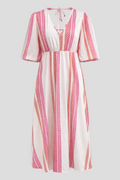 Vestido de verano de colores con cuello de pico y estampado vibrante
