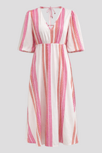 Vestido de verano de colores con cuello de pico y estampado vibrante