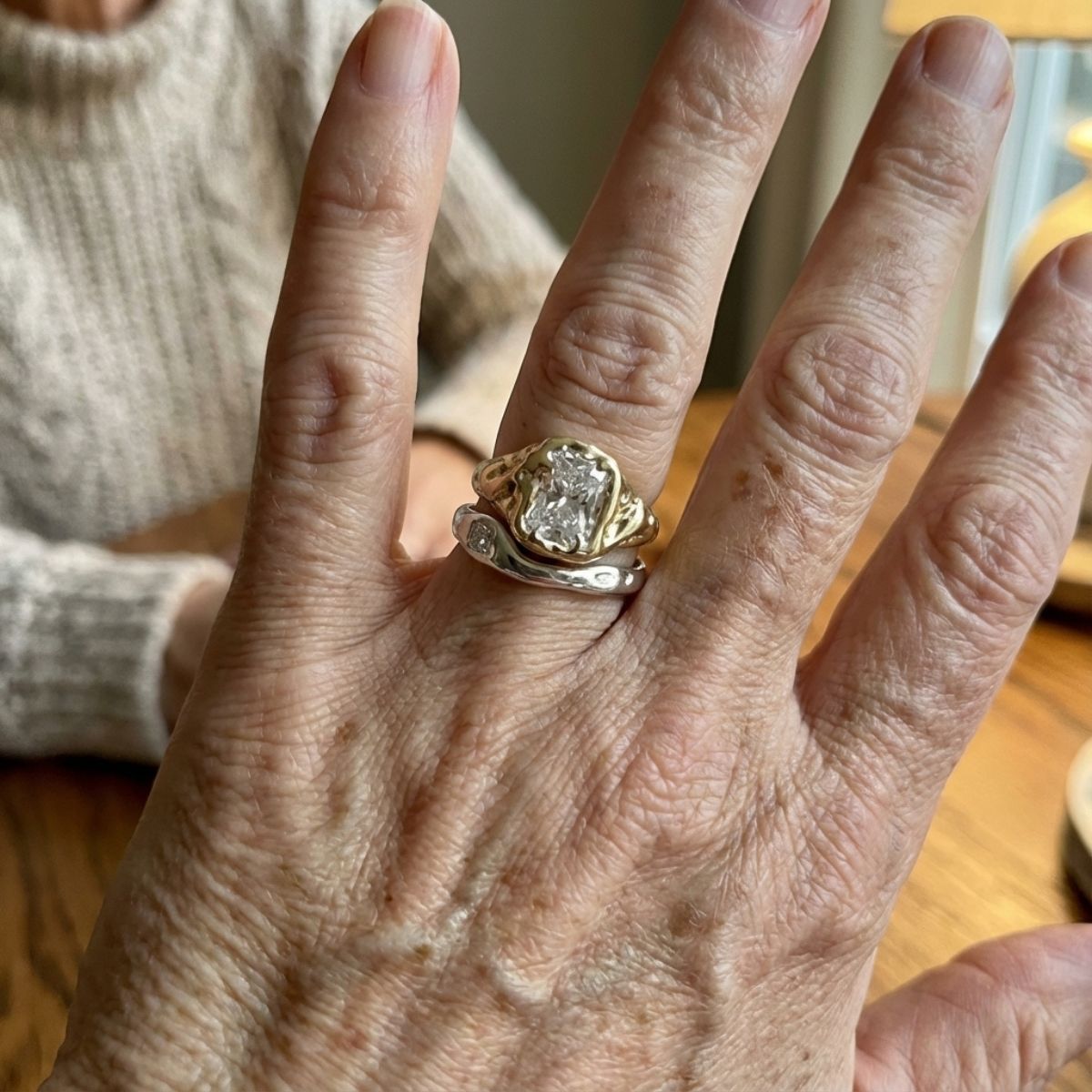 Tvåfärgat ringset med vita glasstenar och lagerlook