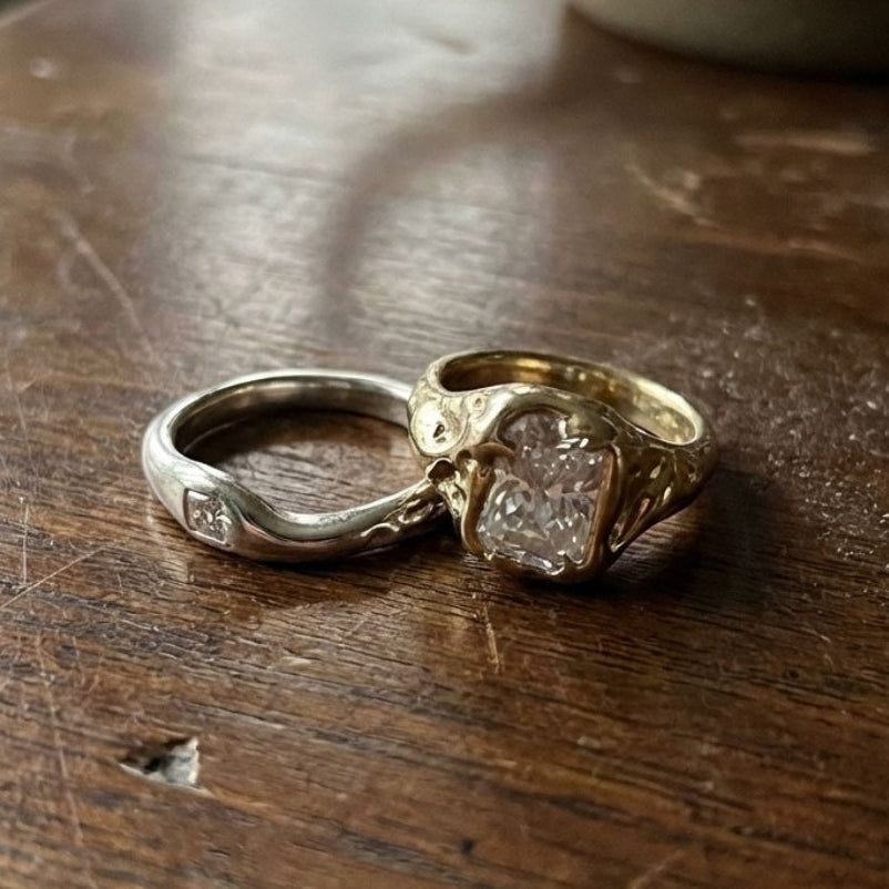 Tvåfärgat ringset med vita glasstenar och lagerlook