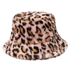 Bucket hat i konstpäls med djärvt leopardmönster