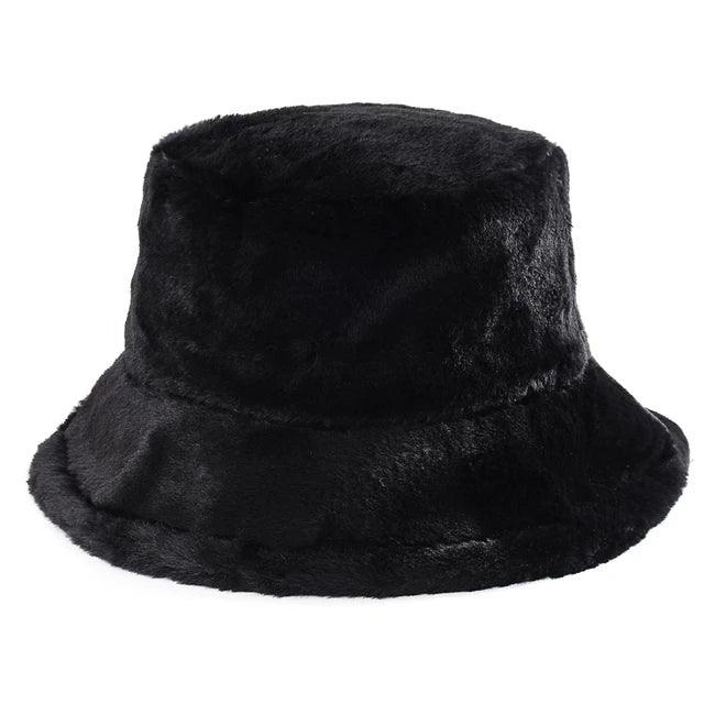 Vinterbuckethatt i en mix av ko- och leopardmönster