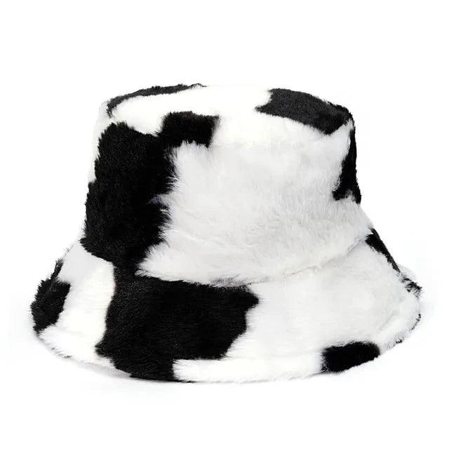 Vinterbuckethatt i en mix av ko- och leopardmönster