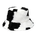 Vinterbuckethatt i en mix av ko- och leopardmönster
