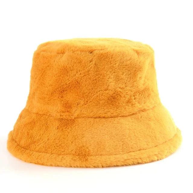 Vinterbuckethatt i en mix av ko- och leopardmönster