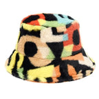Bucket hat i konstpäls med djärvt leopardmönster