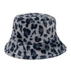 Vinterbuckethatt i en mix av ko- och leopardmönster