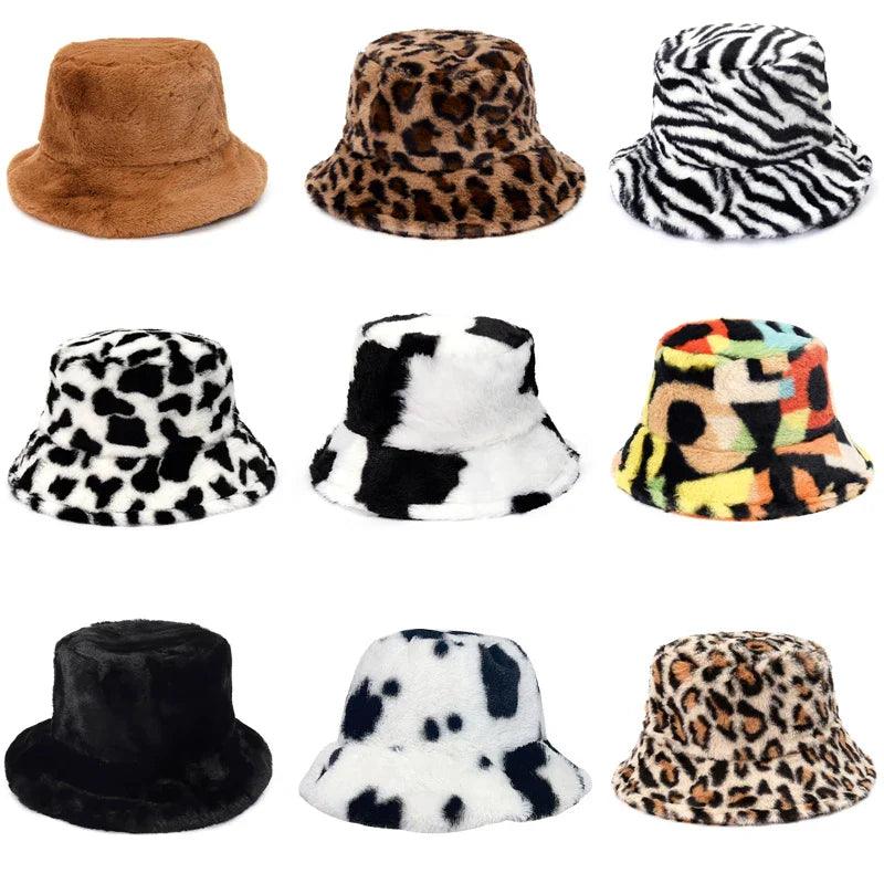 Vinterbuckethatt i en mix av ko- och leopardmönster