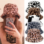 Bucket hat i konstpäls med djärvt leopardmönster