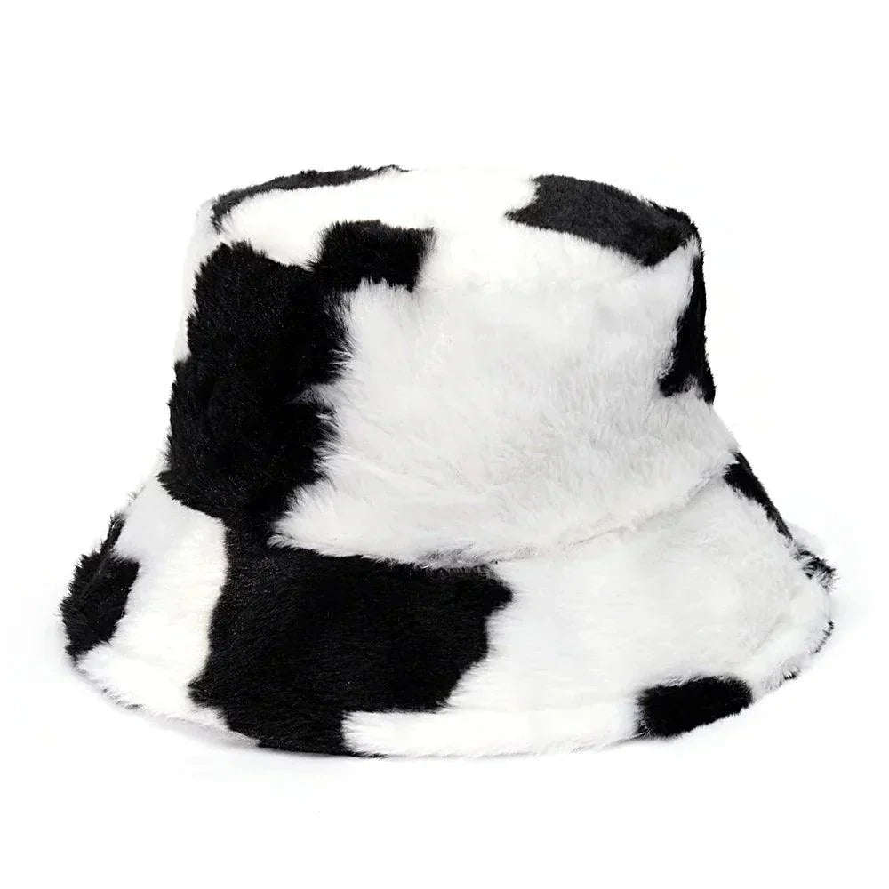 Vinterbuckethatt i en mix av ko- och leopardmönster