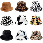 Bucket hat i konstpäls med djärvt leopardmönster