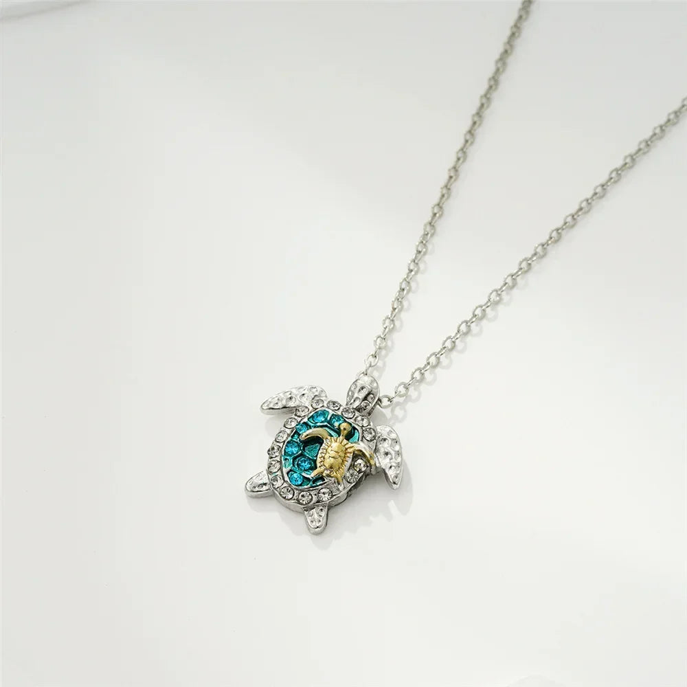 Collar de estilo vintage con colgante de tortuga marina y caparazón detallado