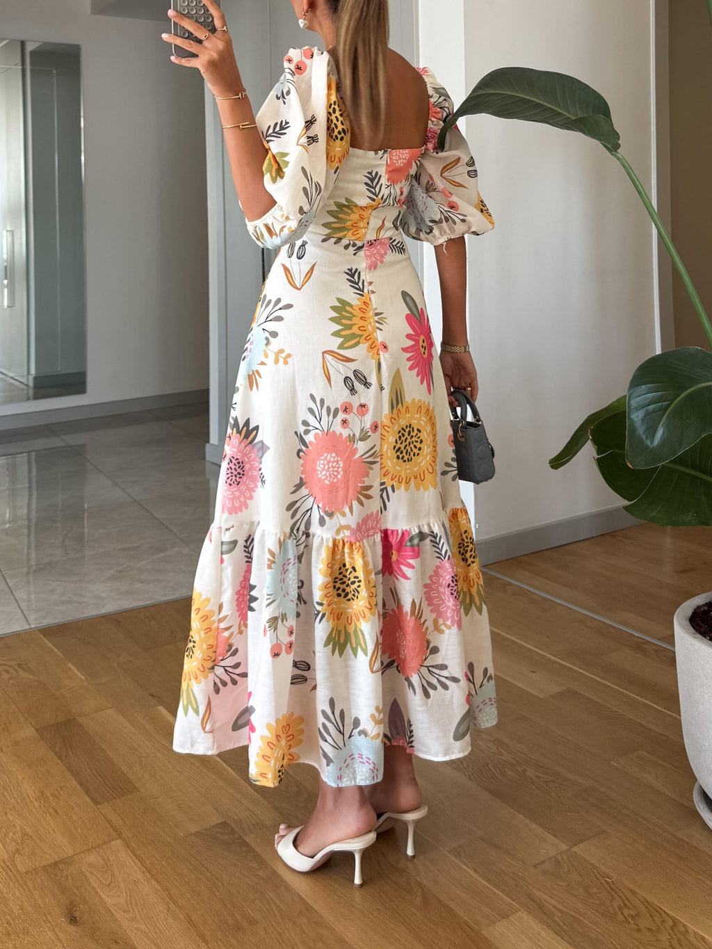 Blommig midiklänning med puffärmar och fyrkantig halsringning