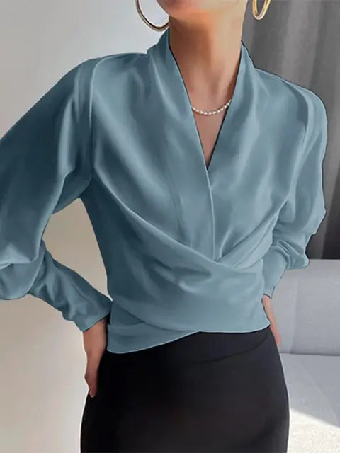 Draperad blus med V-ringning och subtil ärmvolym