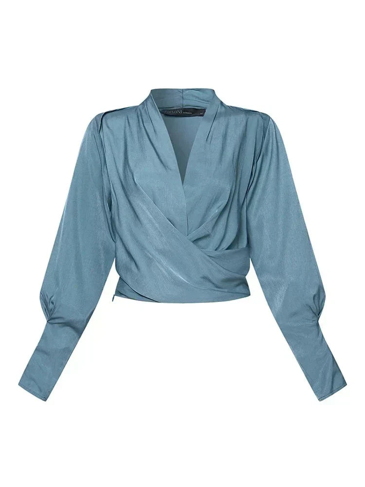 Draperad blus med V-ringning och subtil ärmvolym
