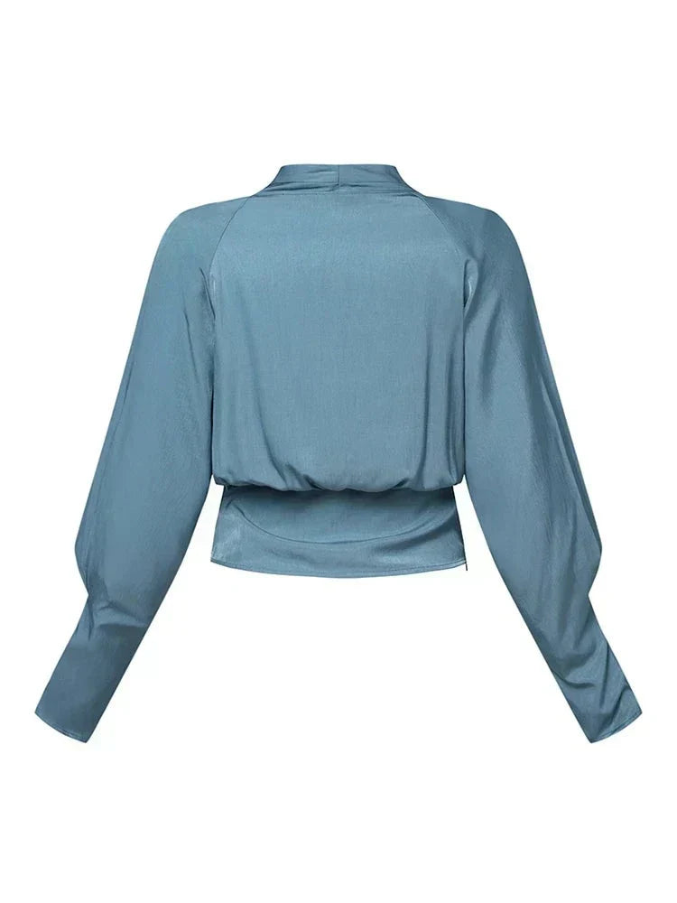 Draperad blus med V-ringning och subtil ärmvolym