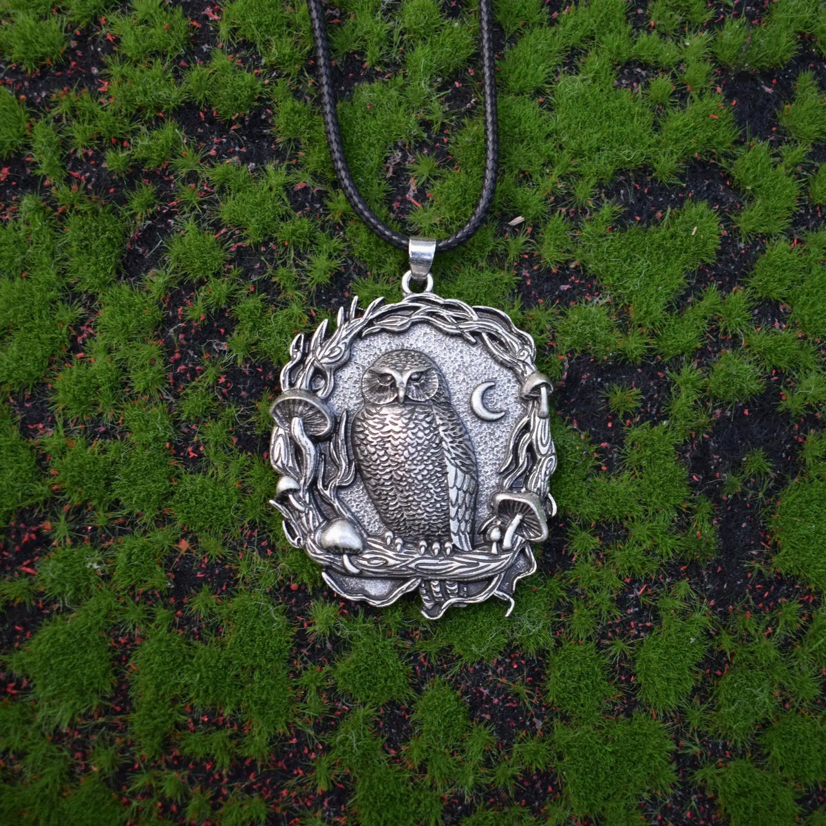 Halsband med uggla, måne, svamp och skogscharm