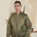 Chaqueta bomber MA1 con puños de canalé y bolsillos con cremallera